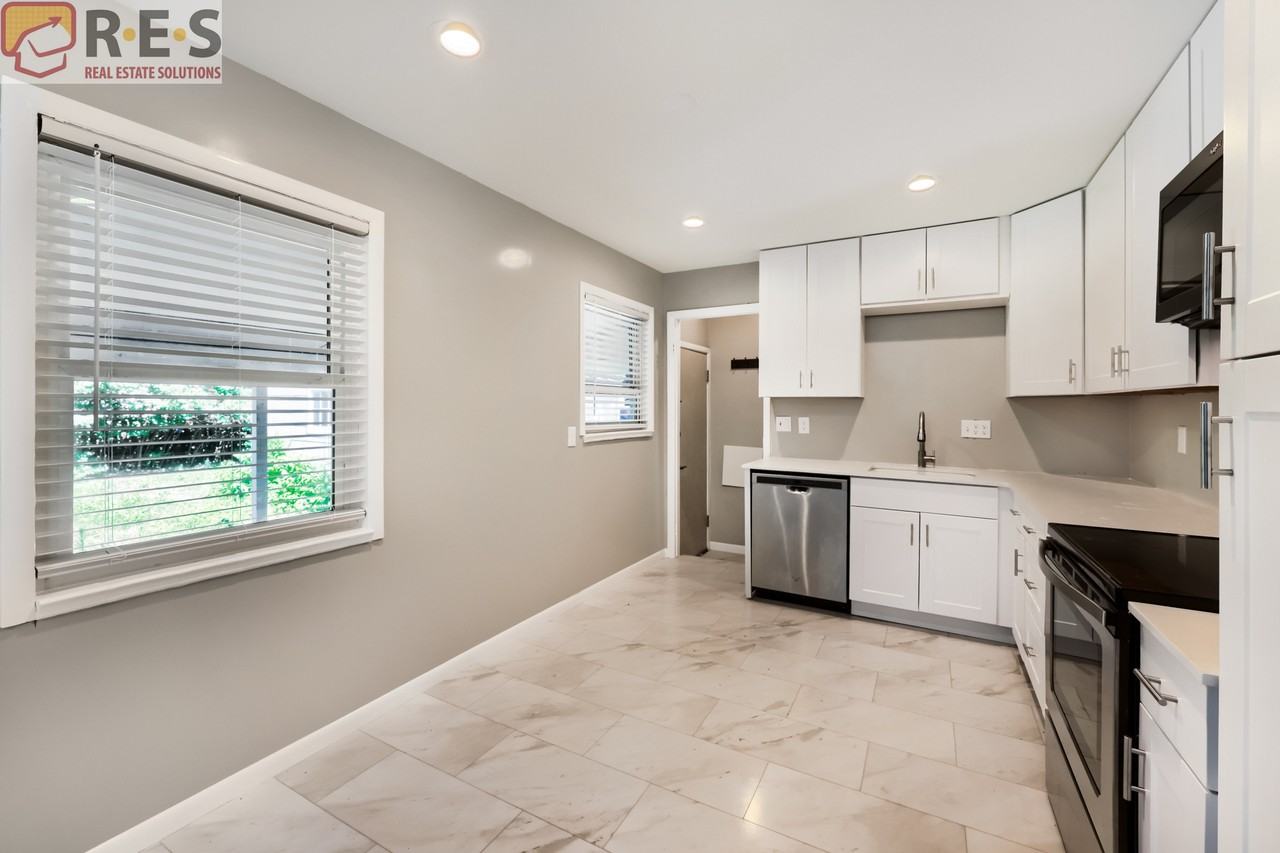 3201 S Holly St - Photo 4 of 19