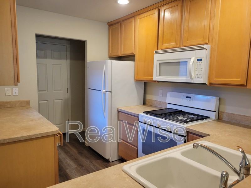2446 Sw 23rd St - Photo 5 of 15