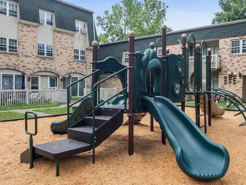 305 Hurley Ave - Photo 5 of 12