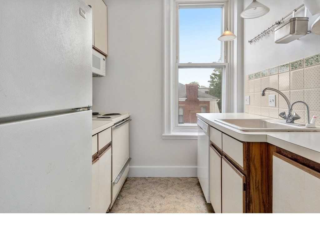 828 E 5th St #5 - Photo 2 of 6