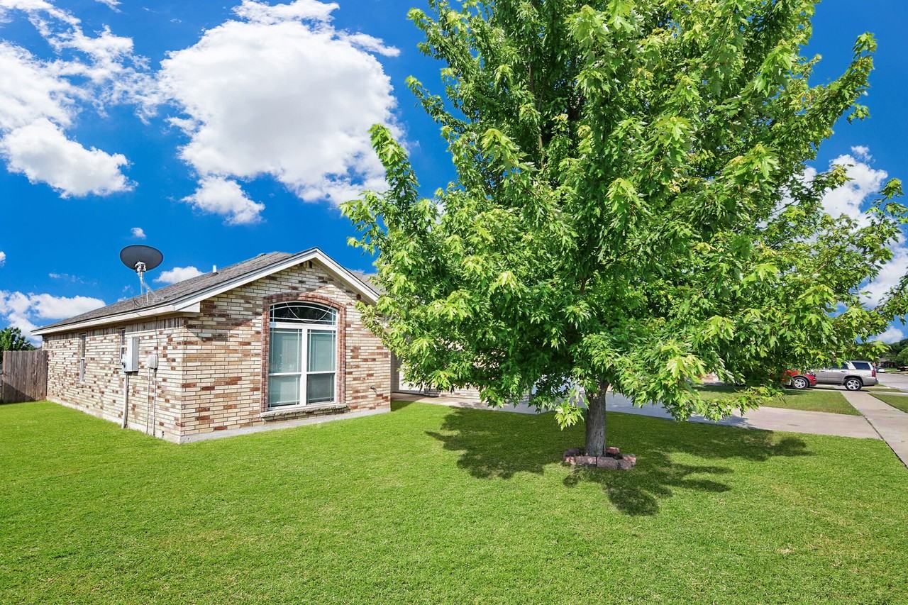 3411 Lauren St - Photo 3 of 19