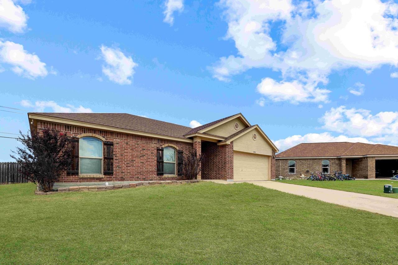 3802 Doffy Dr - Photo 2 of 25