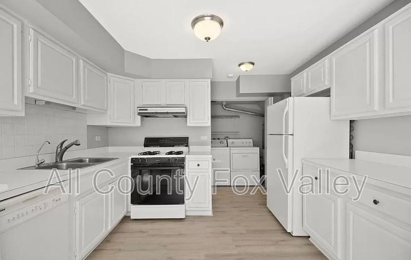 1723 Queensbury Cir - Photo 3 of 14