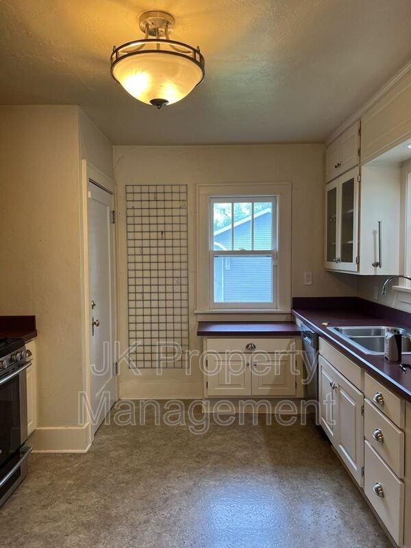 2217 1st Ave S - Photo 4 of 9