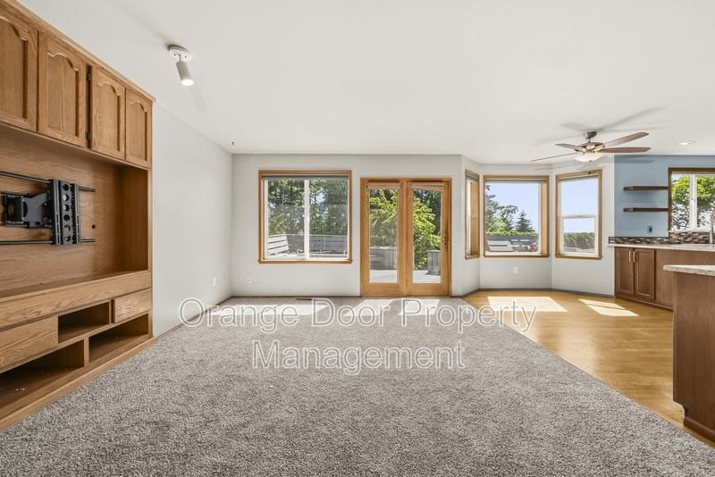 5204 Ridge Dr Ne - Photo 4 of 50