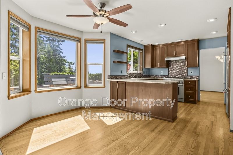 5204 Ridge Dr Ne - Photo 5 of 50