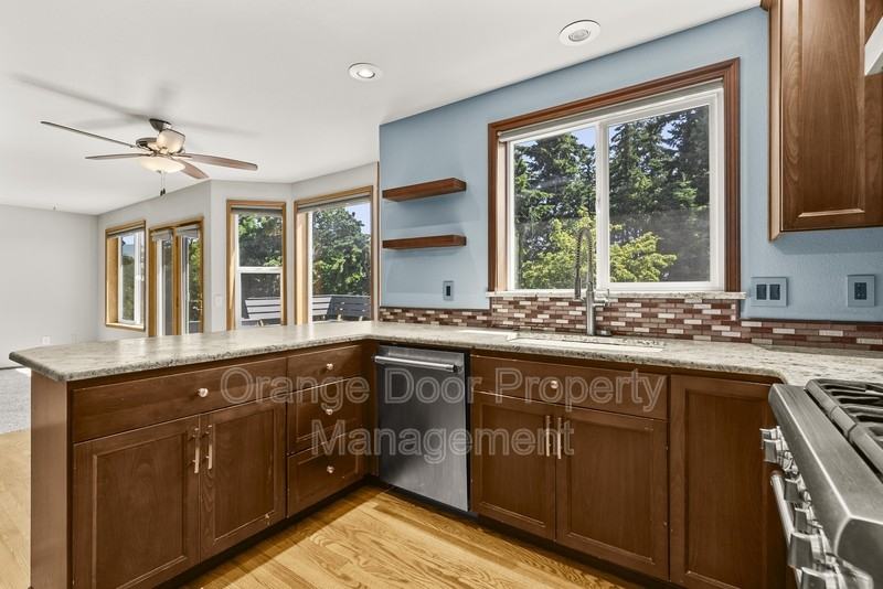 5204 Ridge Dr Ne - Photo 7 of 50