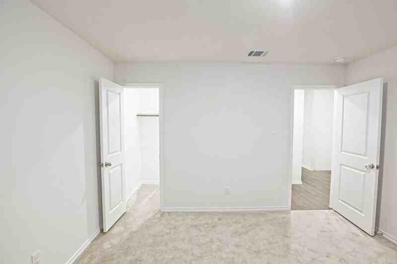 1111 Emerald Gate Dr - Photo 3 of 40