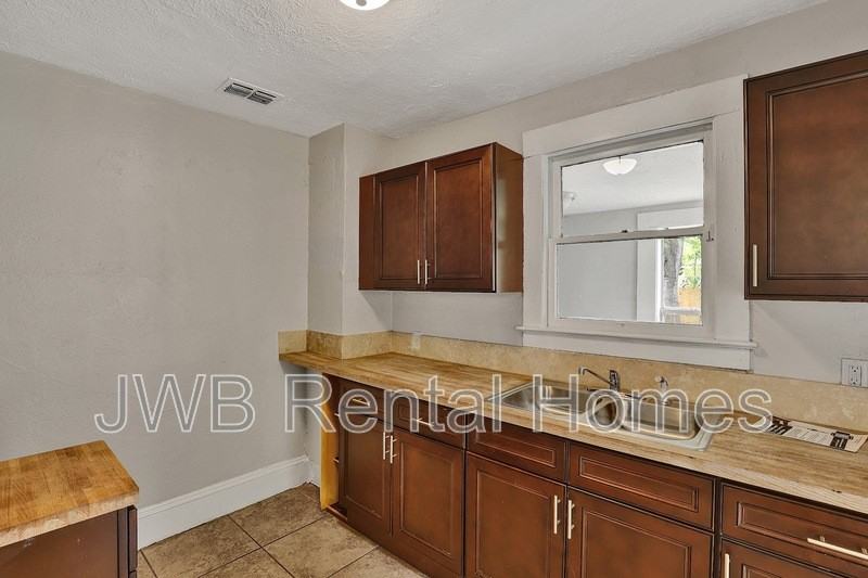 1316 W 31st St - Photo 2 of 20
