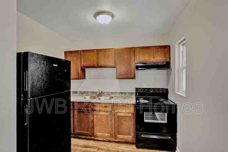 141 W 43rd St - Photo 2 of 20