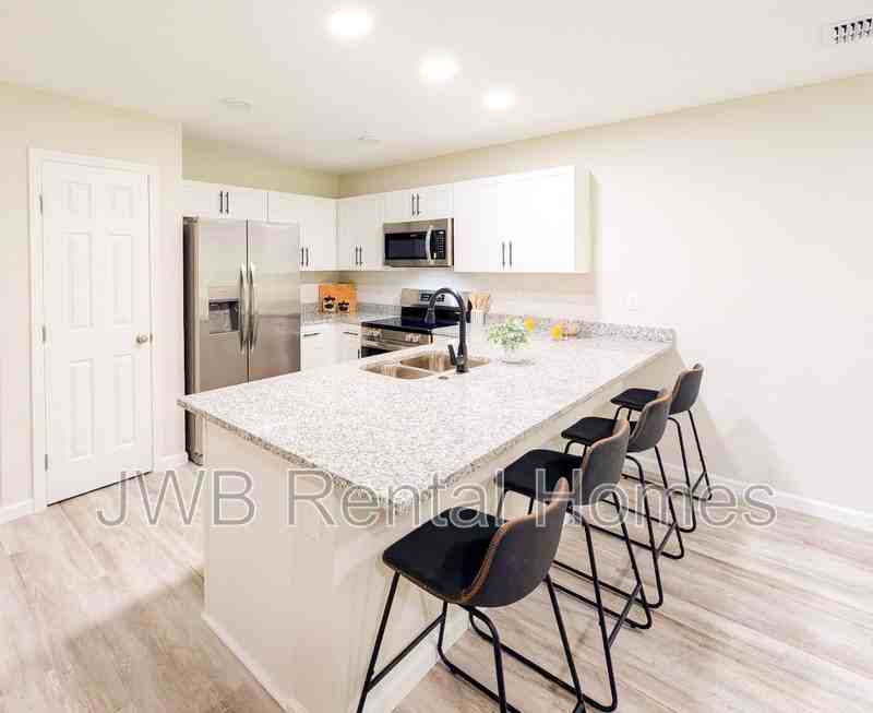1128 Comanche St - Photo 4 of 23