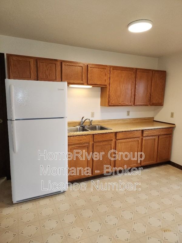 724 Strand Ave #A - Photo 7 of 17