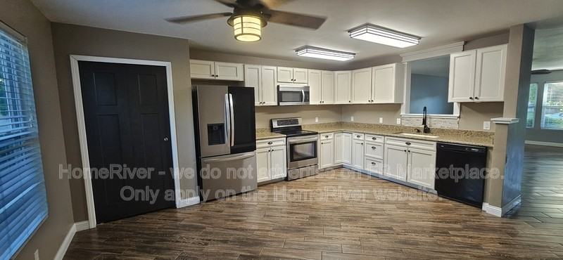 2139 Bridlewood Dr - Photo 2 of 17