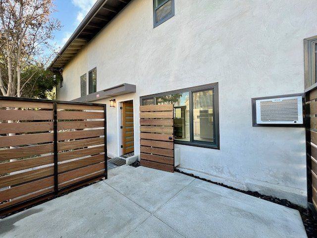 901 S Barrington Ave - Photo 7 of 25