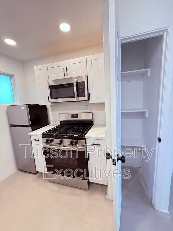 810 N Alvernon Way - Photo 2 of 10