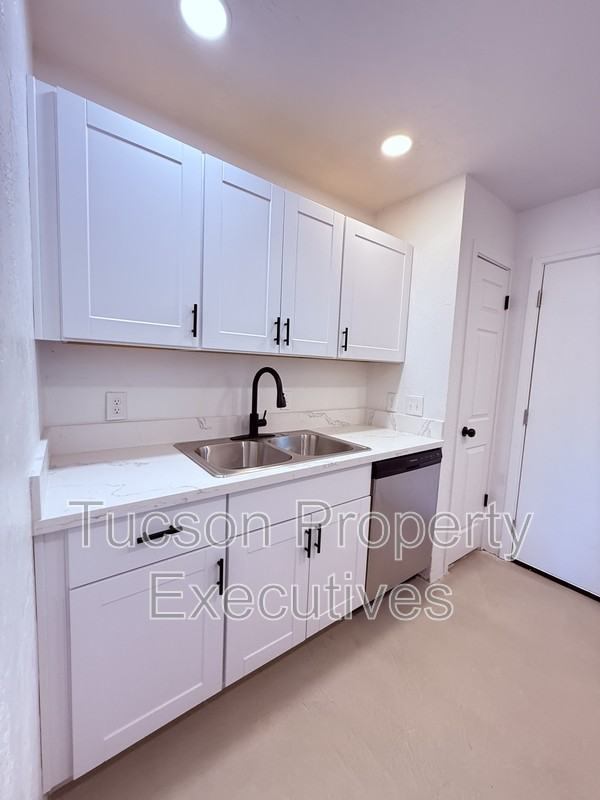 810 N Alvernon Way - Photo 3 of 10