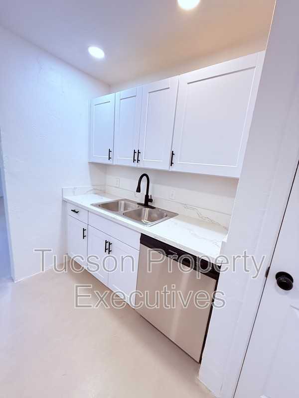 810 N Alvernon Way - Photo 4 of 10