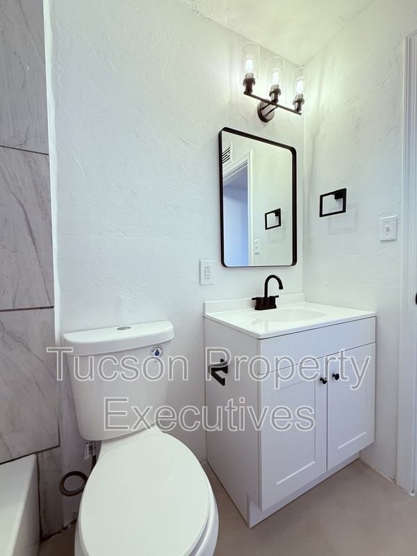 810 N Alvernon Way - Photo 5 of 10