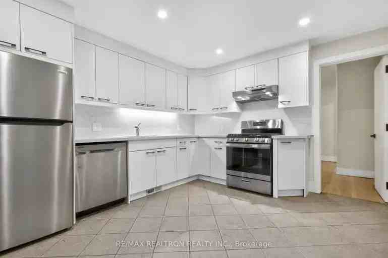 119 Markham St - Photo 5 of 14