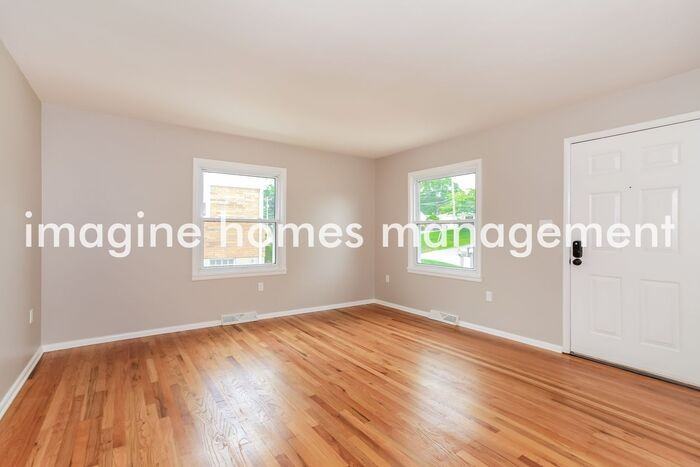 10685 Plainfield Rd - Photo 5 of 18