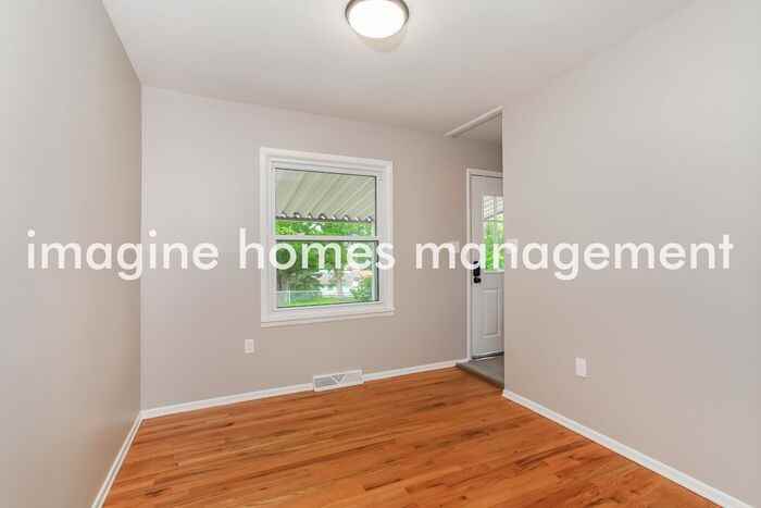 10685 Plainfield Rd - Photo 6 of 18