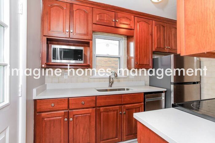 10685 Plainfield Rd - Photo 7 of 18