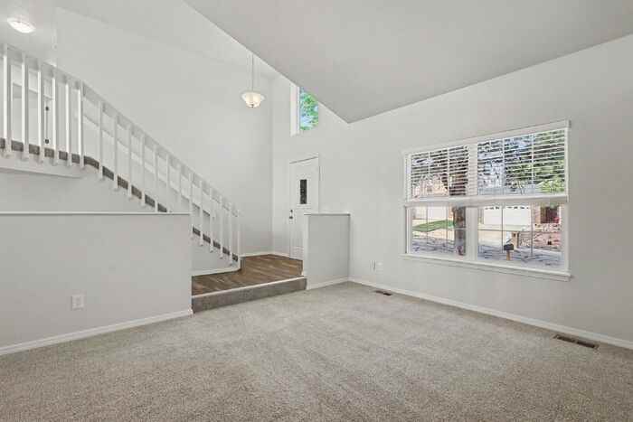 1430 Tamarisk Dr - Photo 3 of 33