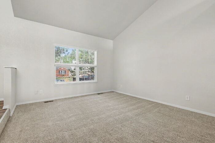 1430 Tamarisk Dr - Photo 5 of 33