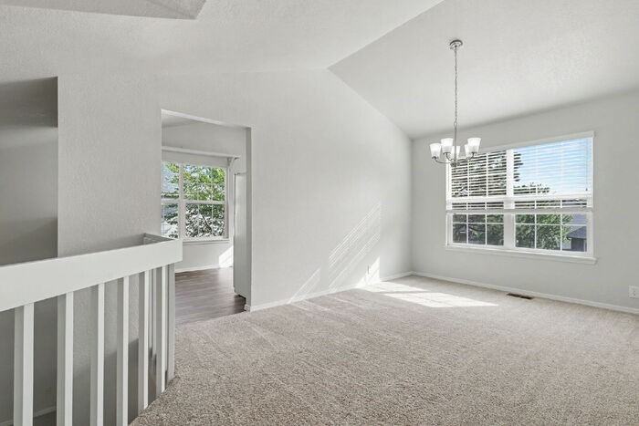 1430 Tamarisk Dr - Photo 7 of 33