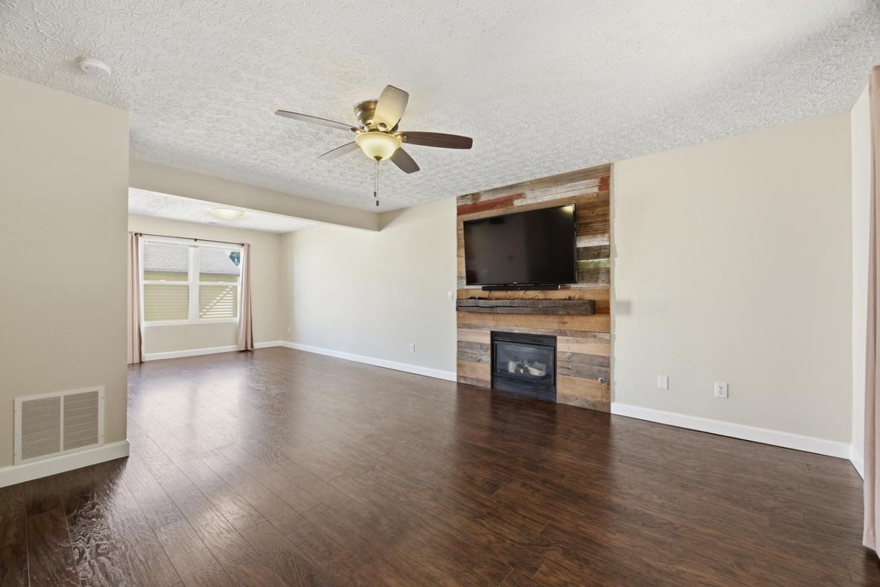 106 Hewes St - Photo 5 of 20