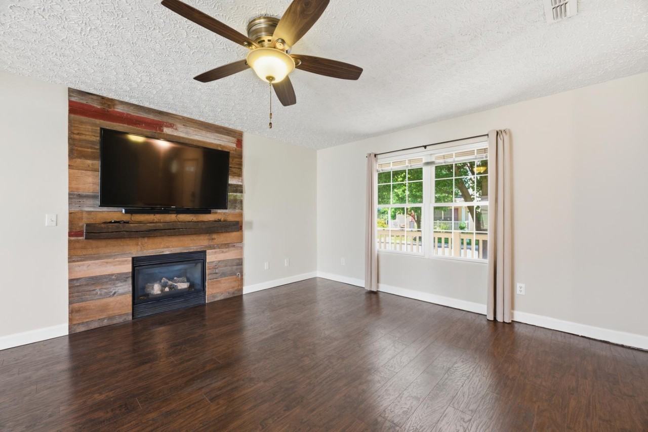 106 Hewes St - Photo 7 of 20
