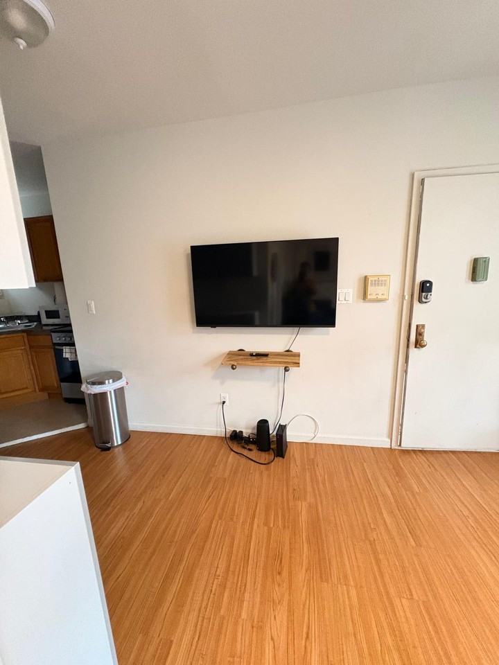 402 E 11th St #1495784P - Photo 4 of 18