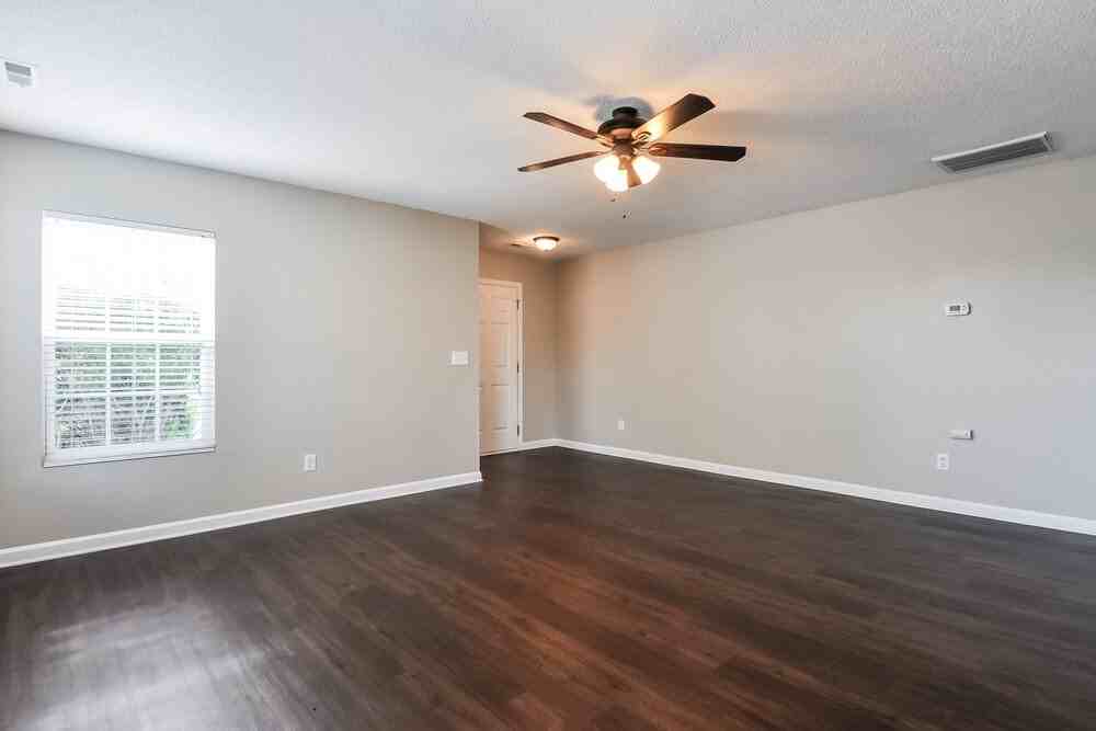 1101 Tellis Dr - Photo 6 of 17
