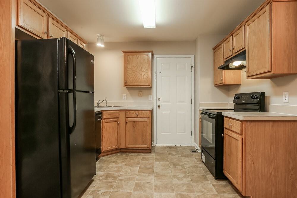 9490 Pebble Creek Ct - Photo 5 of 8