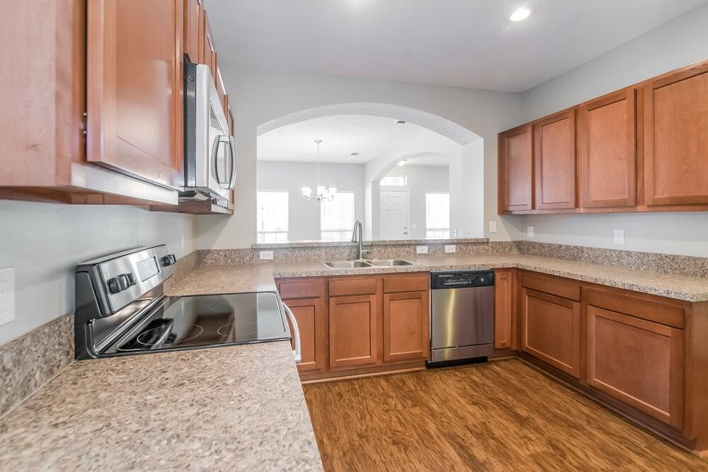 8413 Staplehurst Dr W - Photo 7 of 15