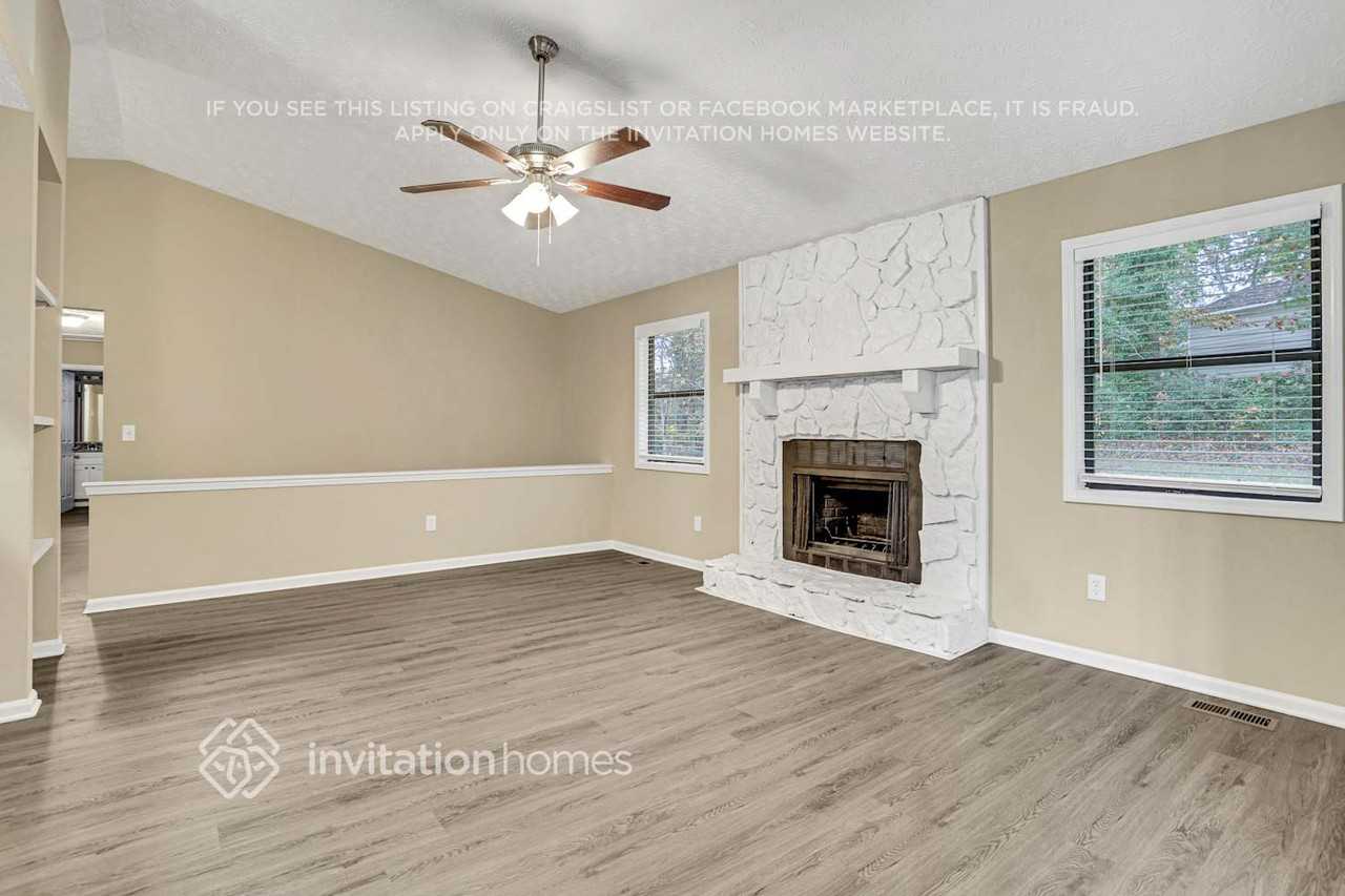 4040 Maxanne Dr Nw - Photo 4 of 26
