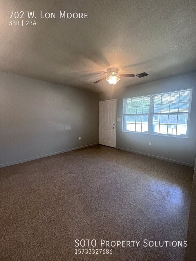 702 Lon Moore St - Photo 3 of 11