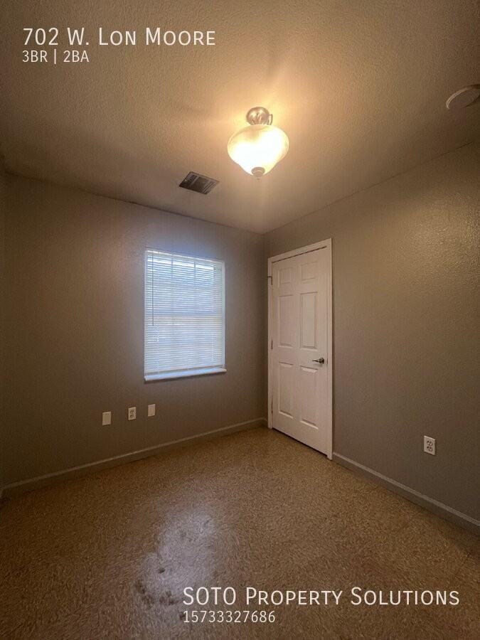 702 Lon Moore St - Photo 6 of 11