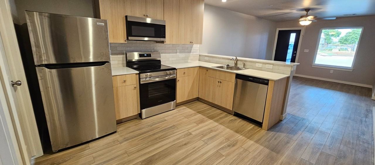 2343 N Thompkins Ave #201 - Photo 5 of 9