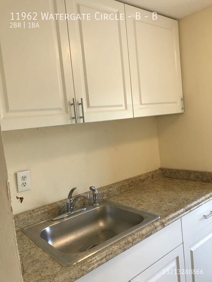 11962 Watergate Cir #B - Photo 4 of 19