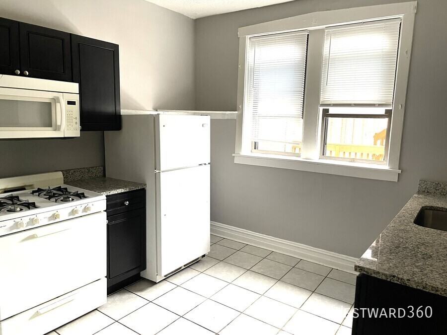 2551 N Avers Ave #2C - Photo 2 of 14