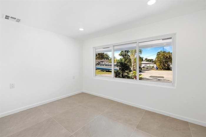 1710 Sw 1st Ave - Photo 5 of 14