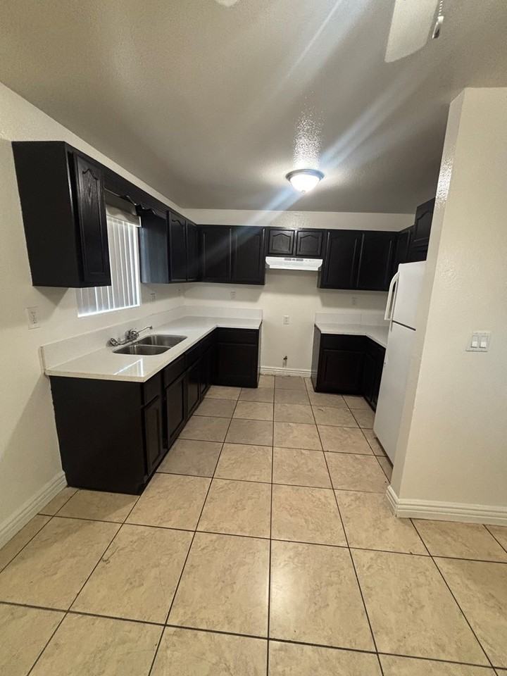639 East 87th Place - Photo 5 of 15