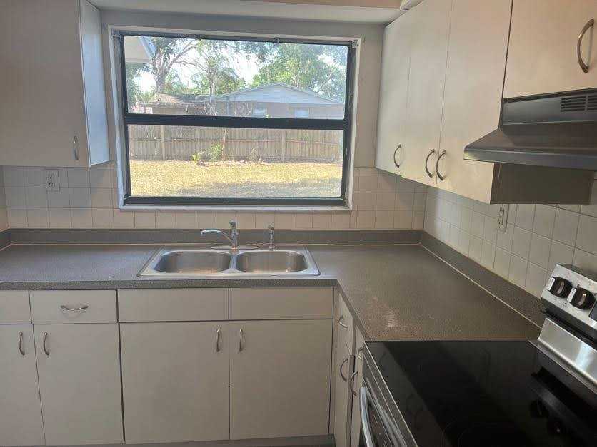 708 Fairmont Dr - Photo 5 of 14