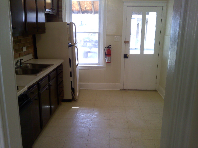 220 W Spruce St - Photo 2 of 7
