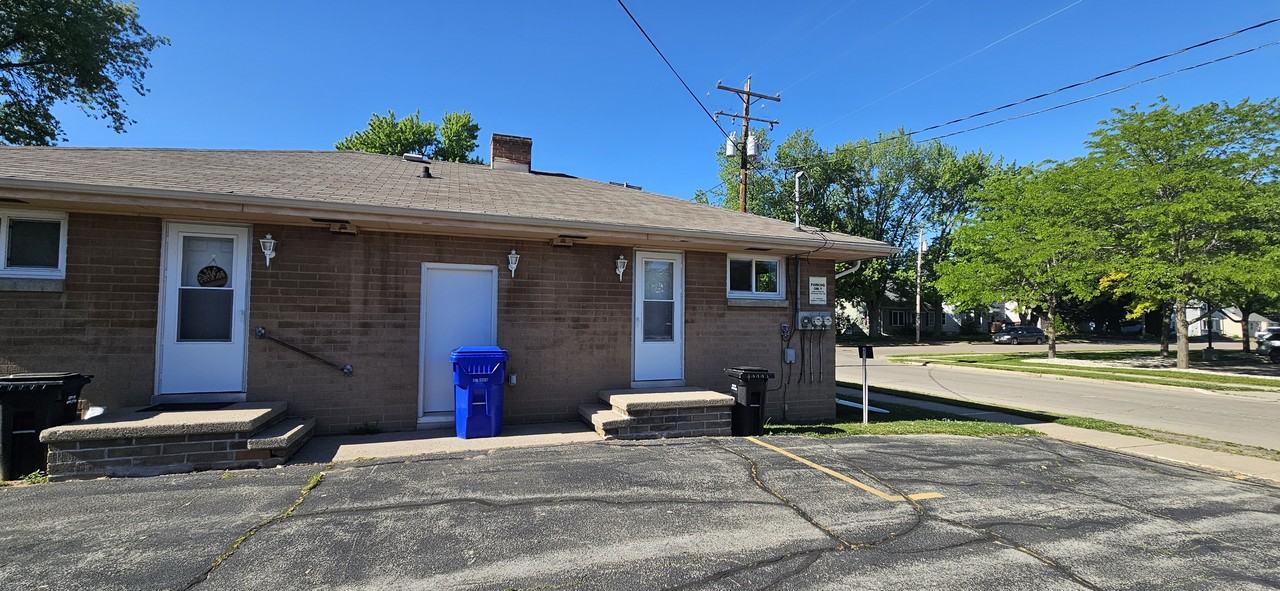 1105 W Kamps Ave - Photo 2 of 13