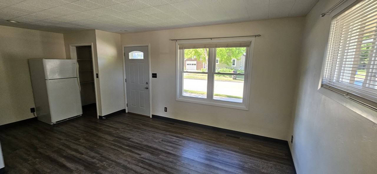 1105 W Kamps Ave - Photo 3 of 13