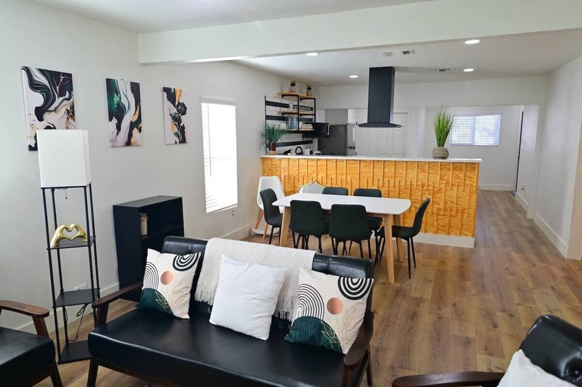 805 W Norwood Ct