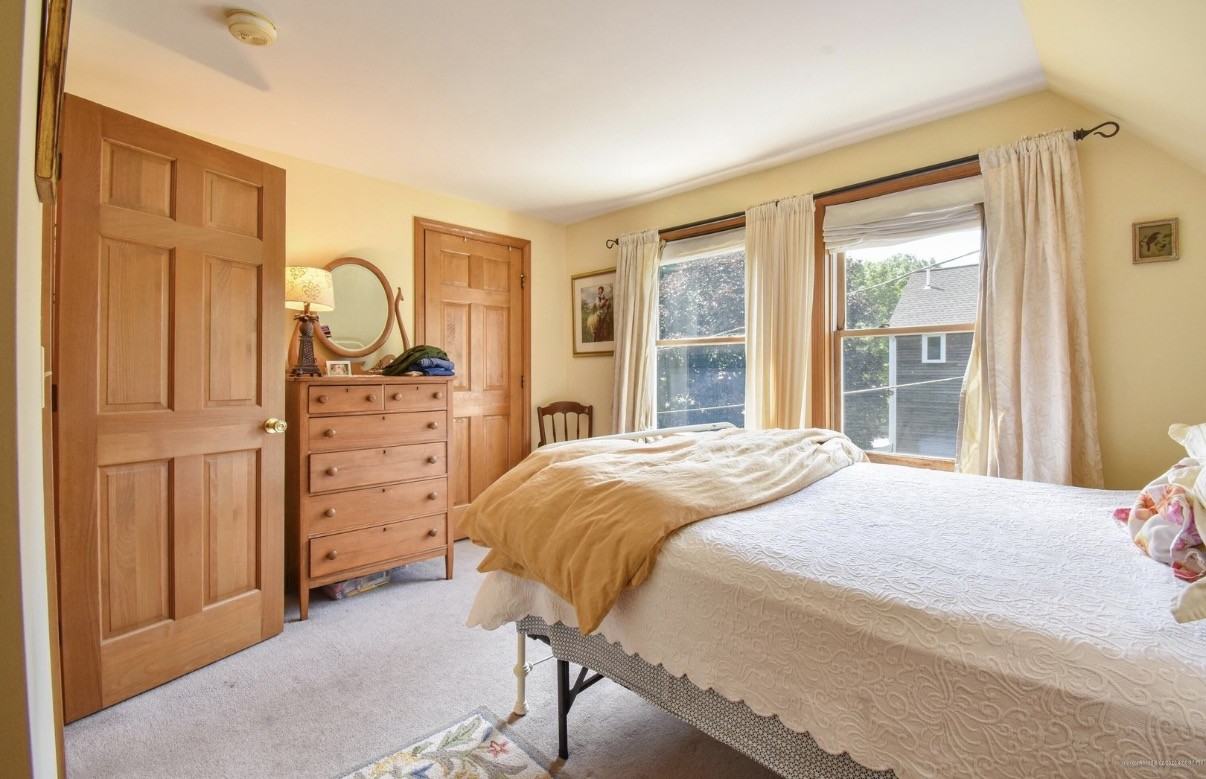 667 Middle St #2 - Photo 4 of 11