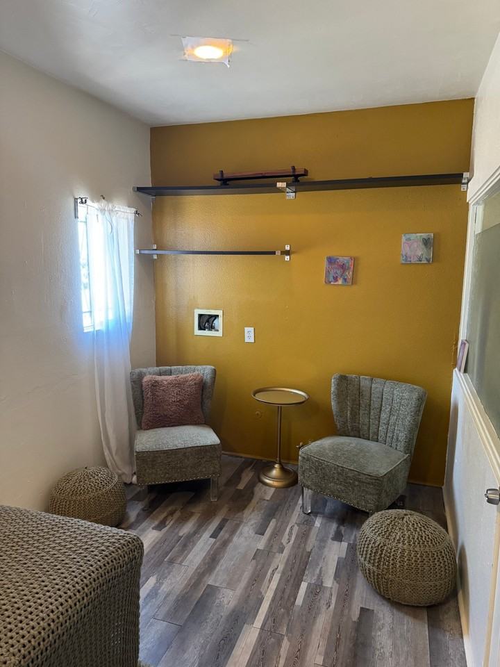 255 E St - Photo 3 of 6